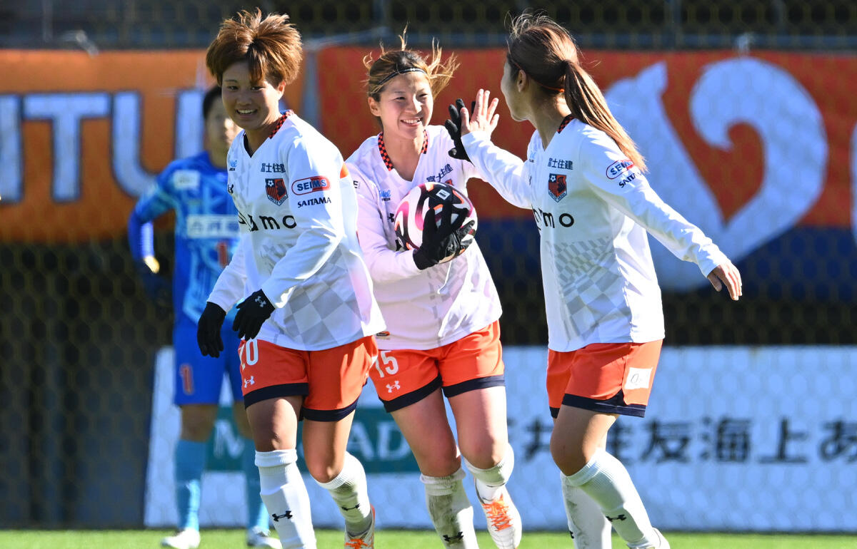 WEリーグデビューを飾った大宮Vの甲斐碧海(左)と同点のPKを沈めた林みのり(中央)