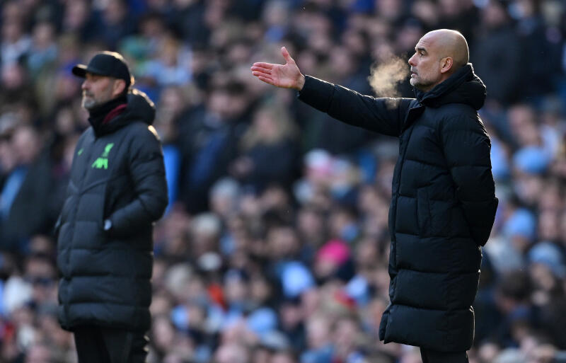 リバプール戦で指揮を執るシティのグアルディオラ監督。