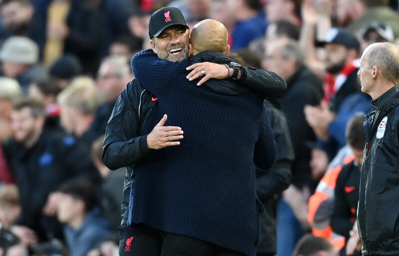 かつてのシティ戦でグアルディオラ監督とハグを交わすリバプールのクロップ監督。