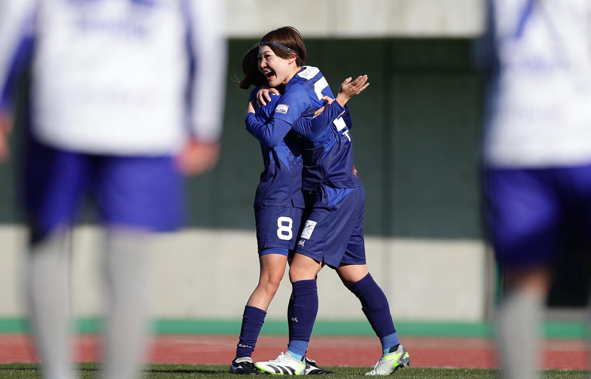 デビュー戦でゴールを決めたEL埼玉の栃谷美羽が園田悠奈と抱擁をかわす