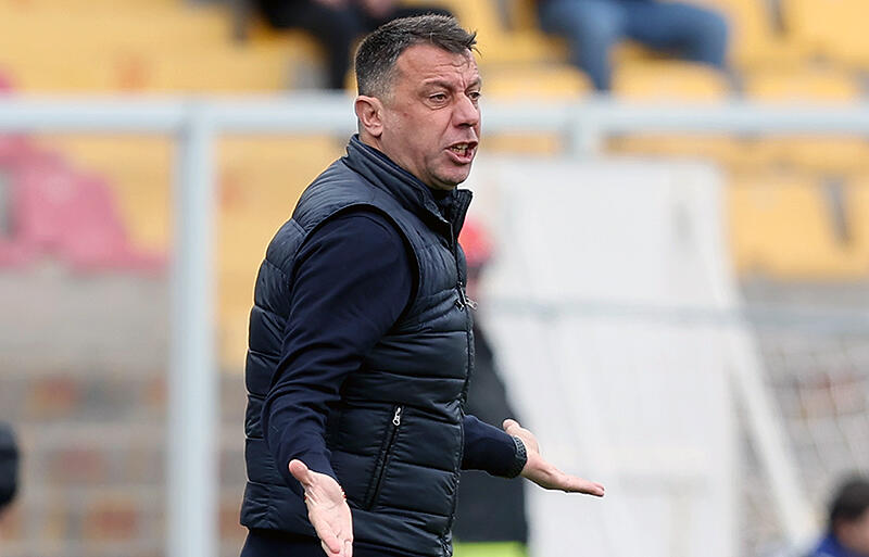 ヴェローナ戦で頭突きを見舞ったダヴェルサ監督