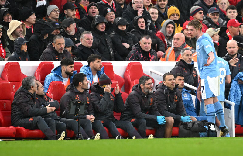 ベンチ前で不満を露わにするデ・ブライネ。