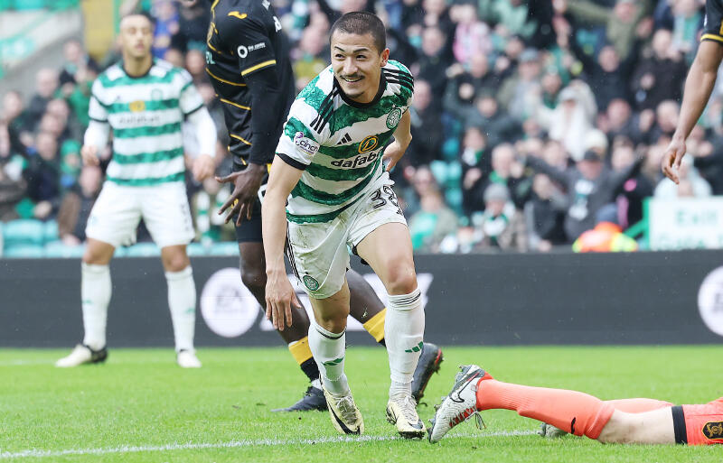 ゴールを決め、笑みを浮かべる前田大然。