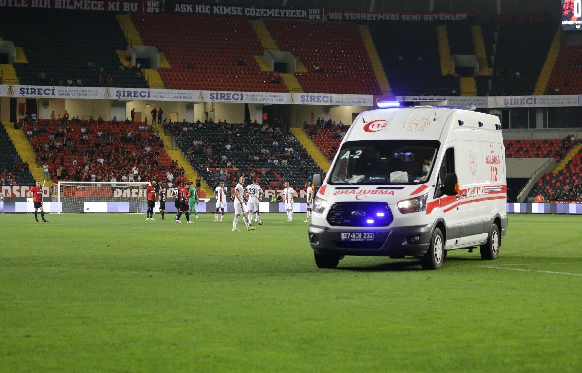 写真はイメージだが、サッカーの試合中に救急車が入ってくることは稀にある