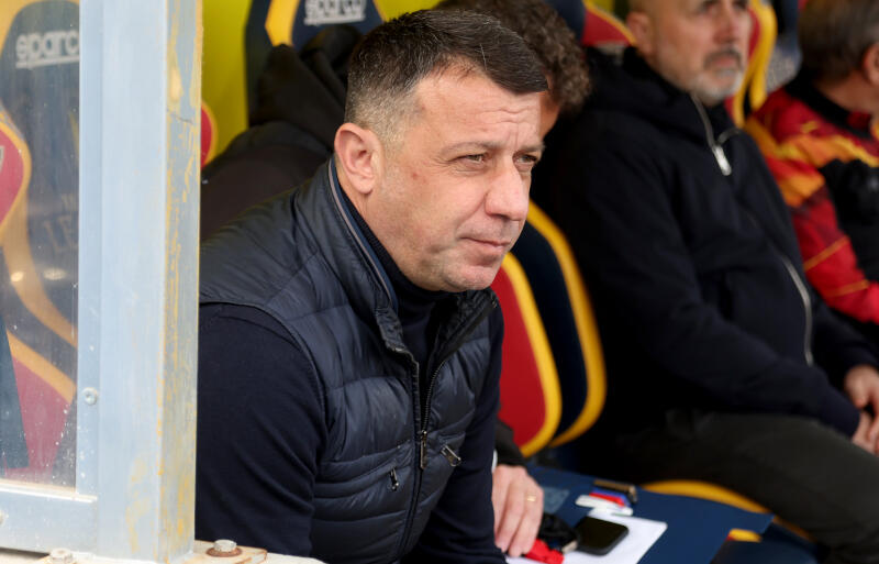 相手選手に頭突きを見舞ったダヴェルサ監督