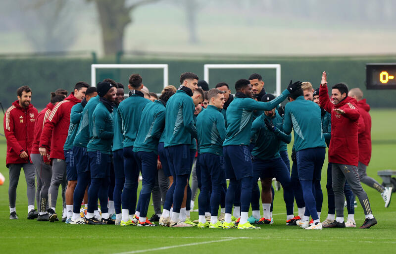 冨安健洋の練習復帰を花道で出迎えるアーセナル一同。