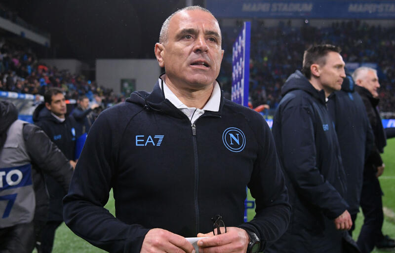 ナポリのカルツォーナ監督。