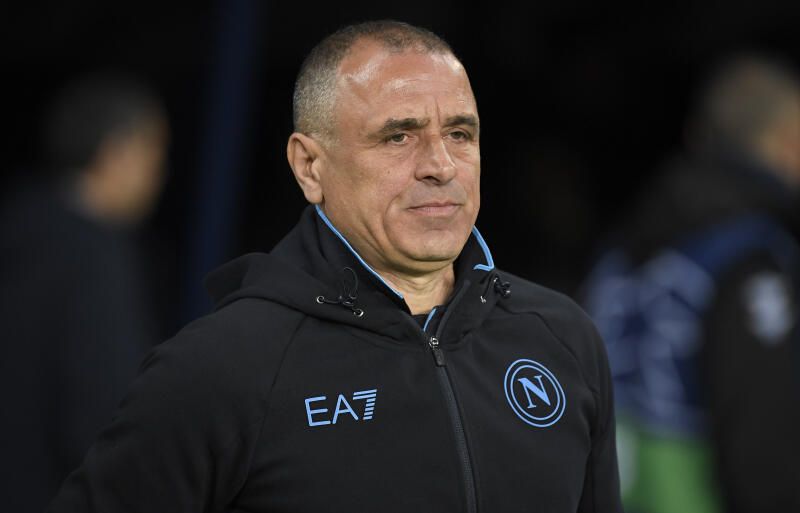 ナポリを率いるカルツォーナ監督。