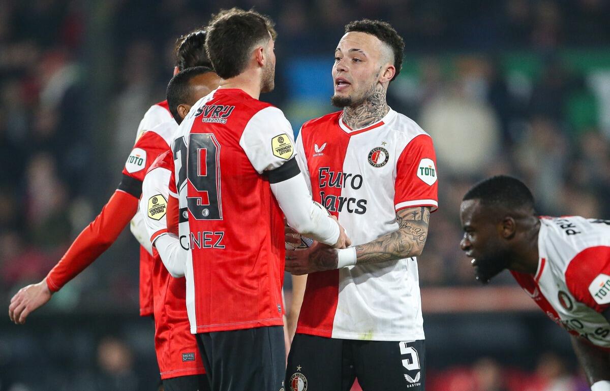 蹴らないのにじゃんけんしようとするフェイエノールトのサンティアゴ・ヒメネス(左)とクイリンシー・ハートマン(右)