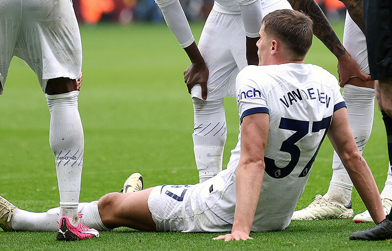 アストン・ビラ戦で負傷したファン・デ・フェン