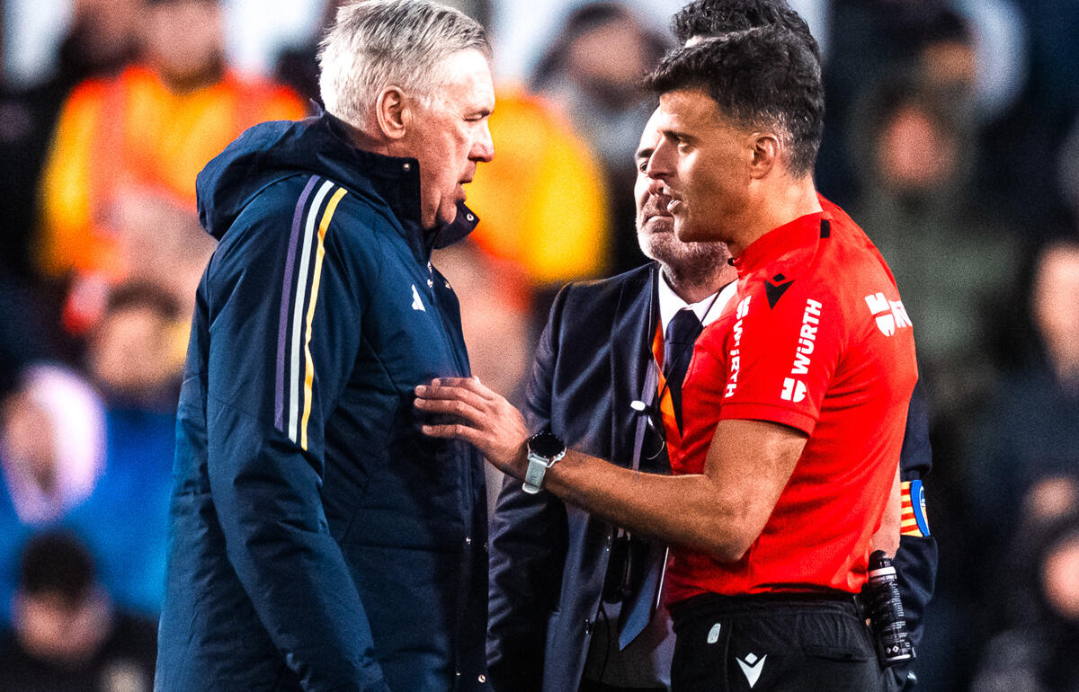 ベリンガムのシュート直前に終了の笛を吹き物議醸したマンサーノ主審(右)