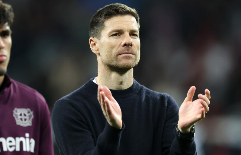 レバークーゼンを率いるシャビ・アロンソ監督。