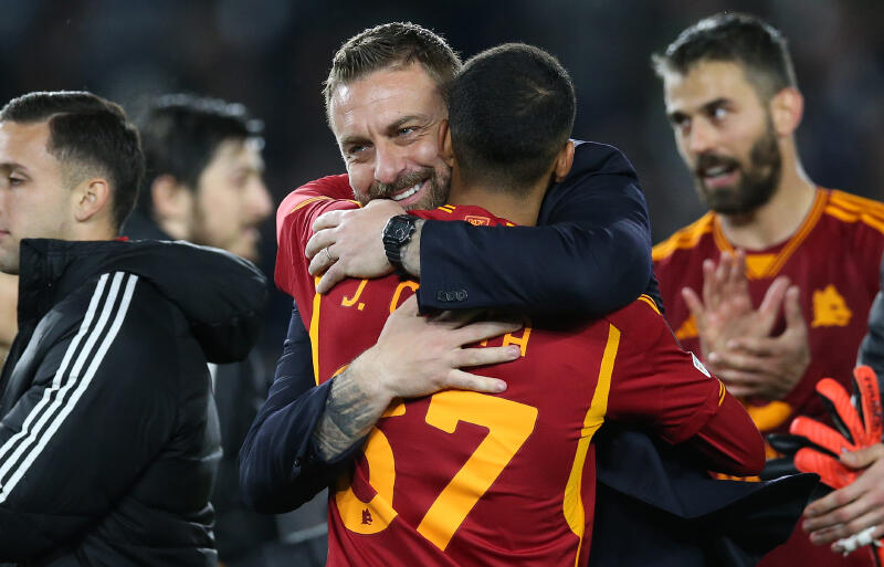 ローマを率いるデ・ロッシ監督。