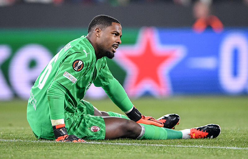 スラビア・プラハ戦で負傷交代となったGKマイク・メニャン