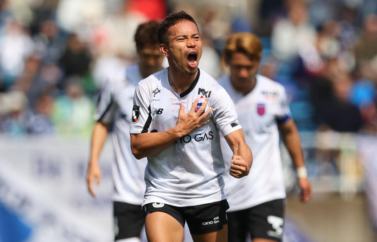 先制ゴールを決めた長友佑都