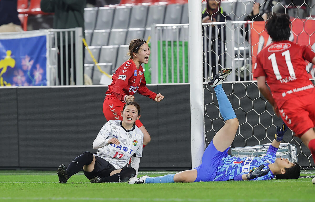 追加点を挙げて歓喜するI神戸の北川ひかる