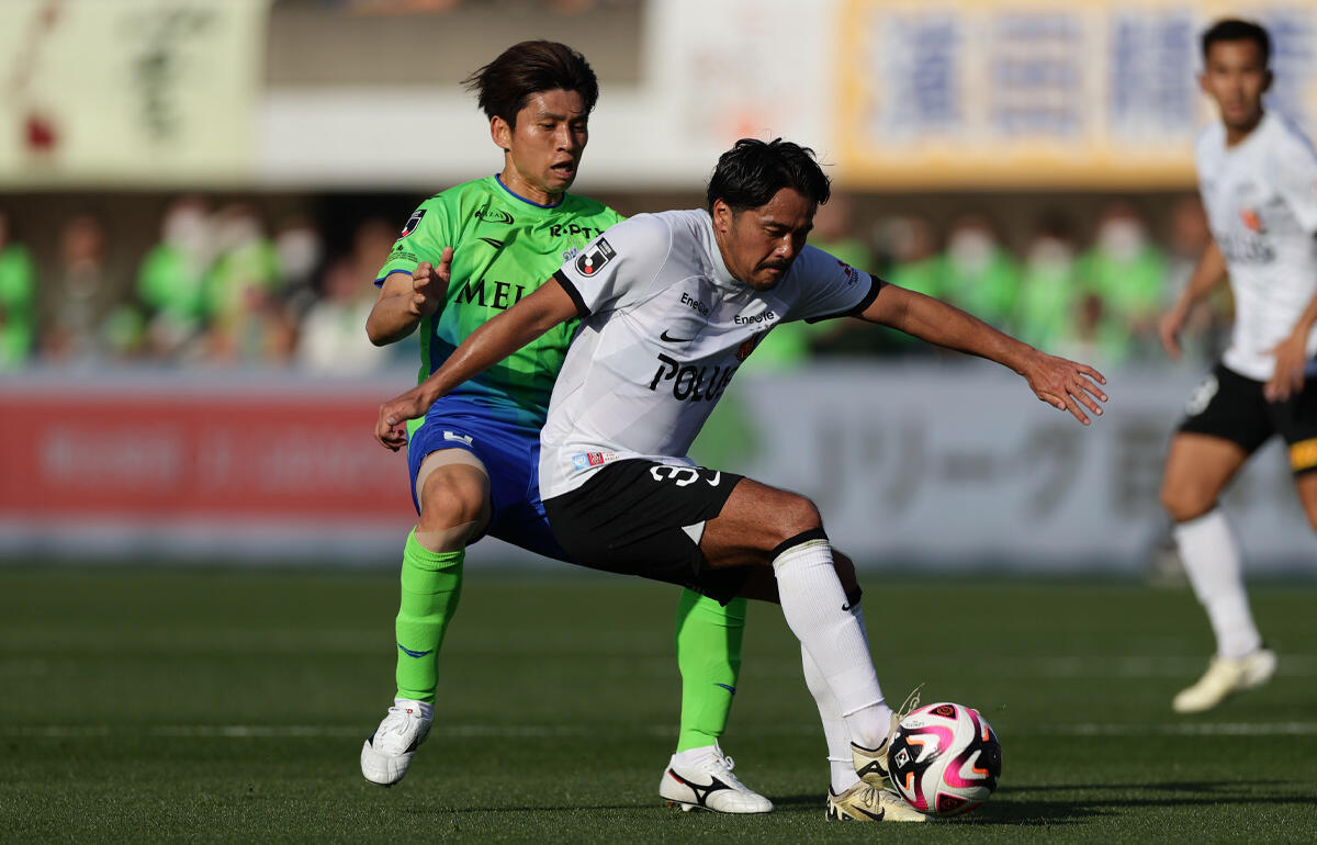 せめぎ合う湘南・大野和成と浦和・興梠慎三