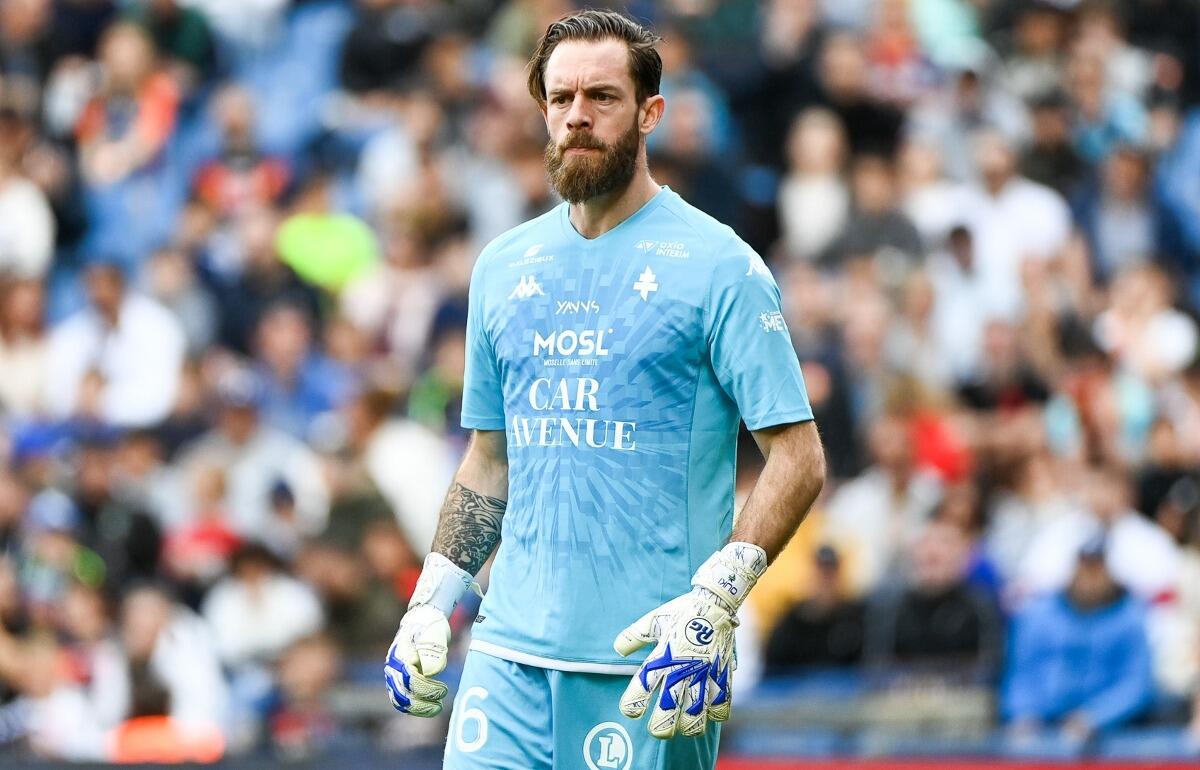 ファウルに怒ったメスのGKアレクサンドル・ウキジャ