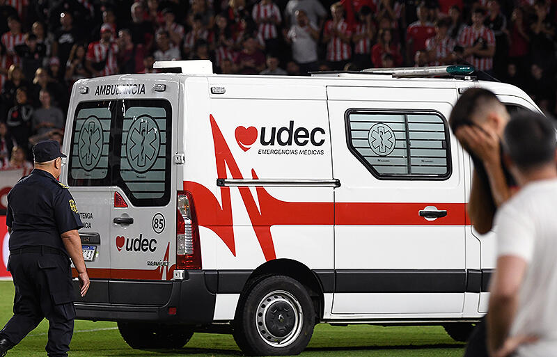 ピッチ内に救急車両が乗り入れる