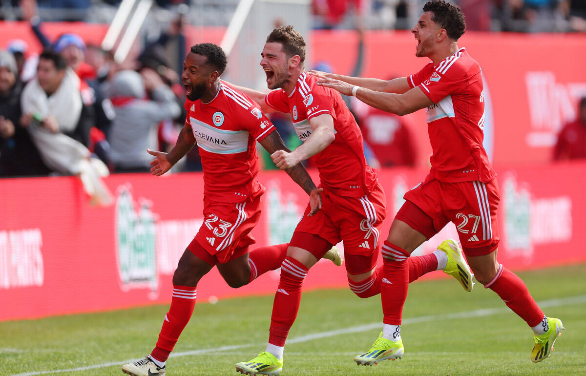 衝撃のゴールを決めたアコスタ(左)