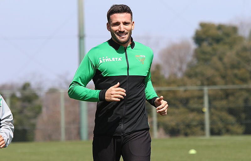 東京Vのジャージを着て笑顔のチアゴ・アウベス。