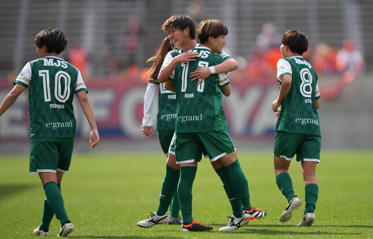 アシストした藤野あおばと抱擁をかわす東京NBの神谷千菜