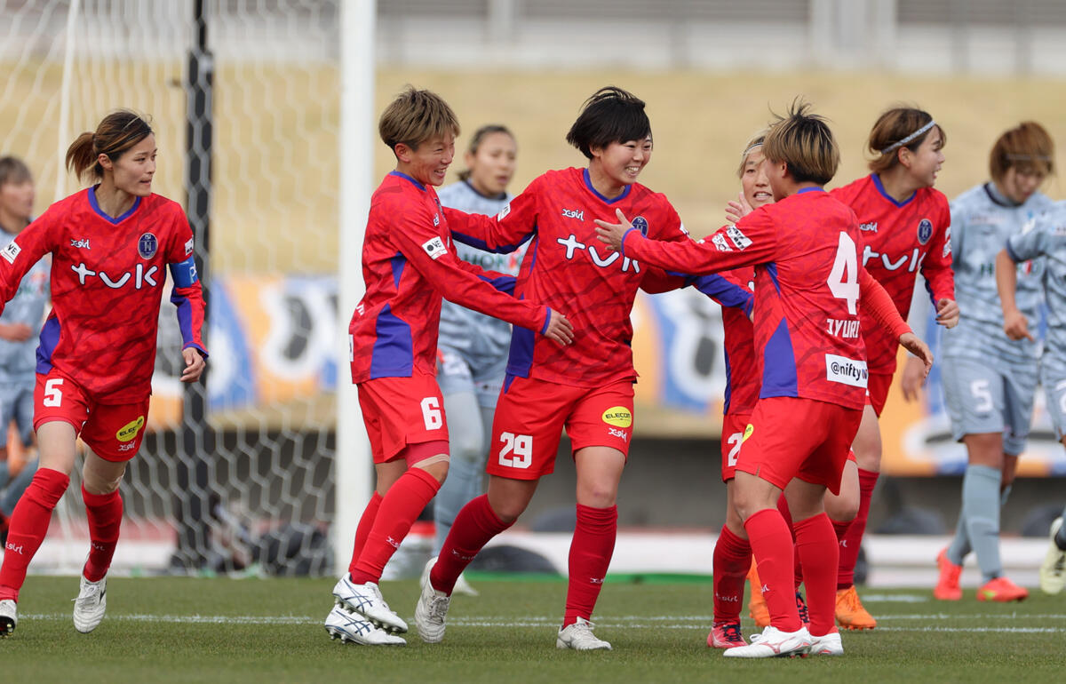 WEリーグ初ゴールを挙げ、祝福を受けるN相模原の片山由菜