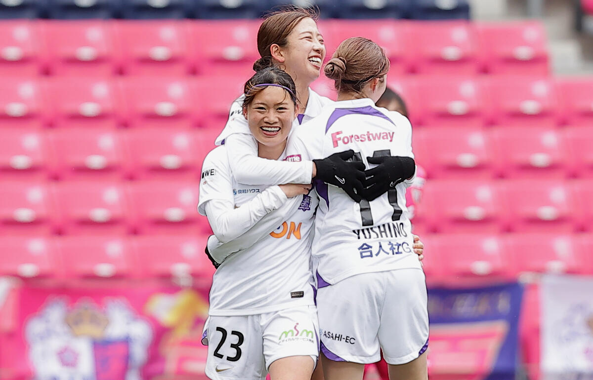 先制点を挙げたS広島Rの柳瀬をクロスを挙げた中嶋、市瀬が祝福