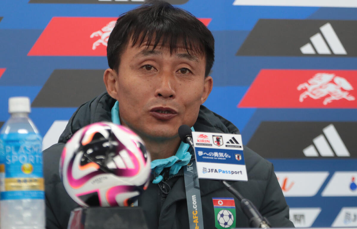 北朝鮮代表を指揮するシン・ヨンナム監督