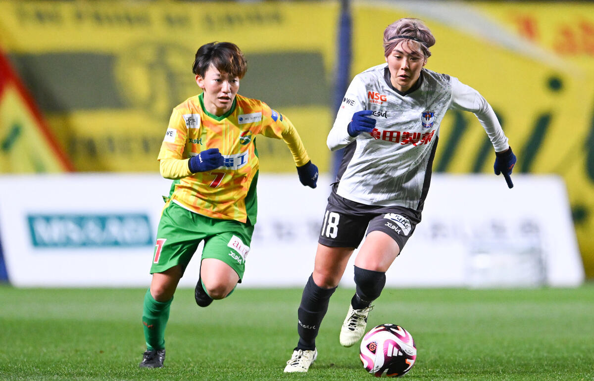 球際でのバトルを繰り広げた千葉Lの小川由姫(左)と新潟Lの石田千尋(右)