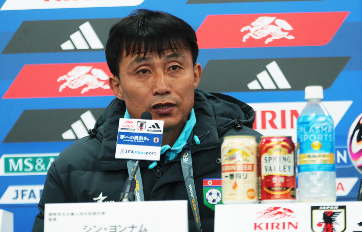 北朝鮮代表を率いるシン・ヨンナム監督