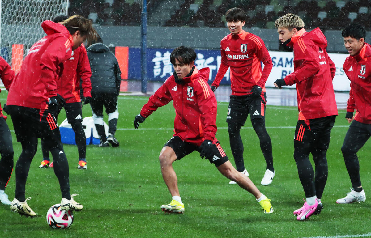 雨の中、試合会場で最終調整を行った日本代表