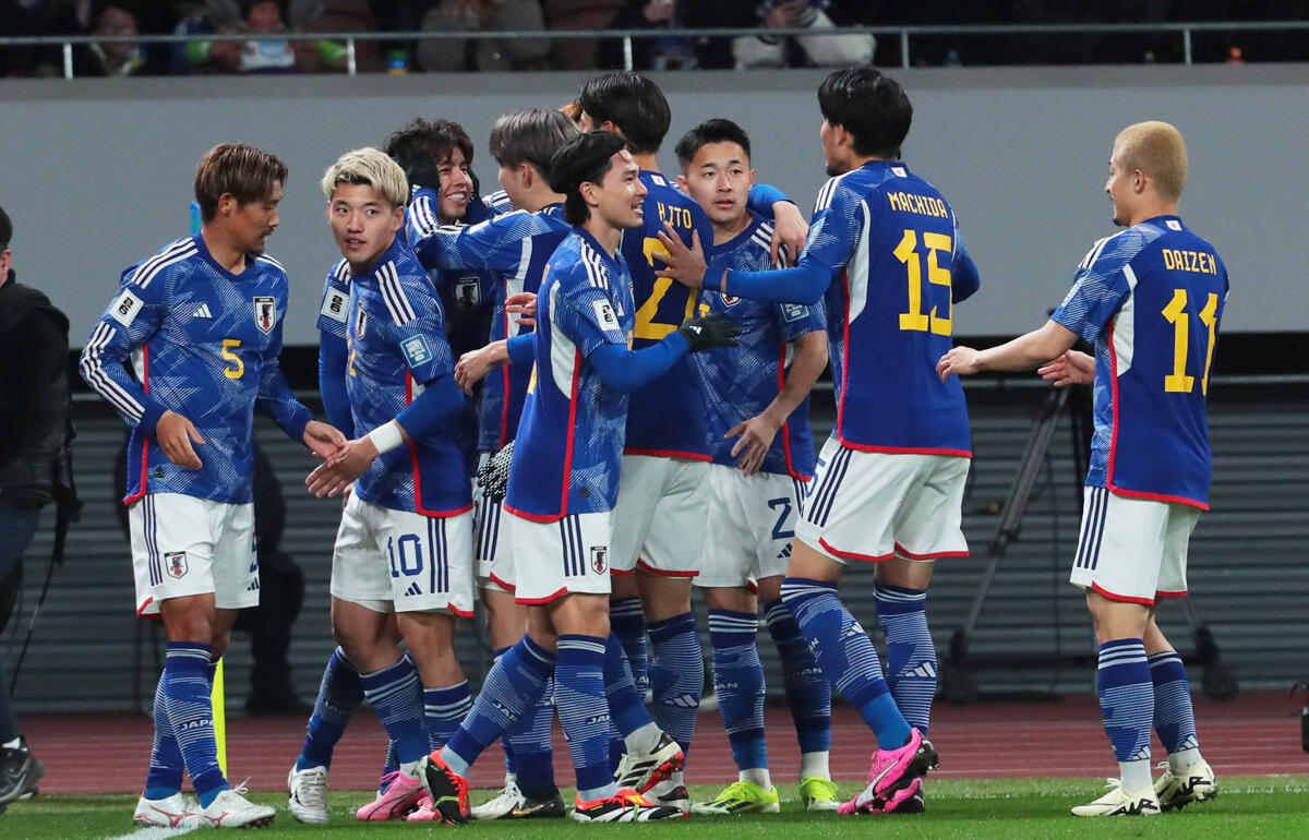 先制点を挙げ、歓喜の輪を作る日本代表