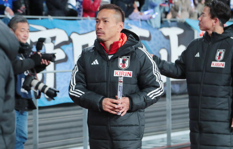 試合後にスタジアムのファンに挨拶する長友佑都。