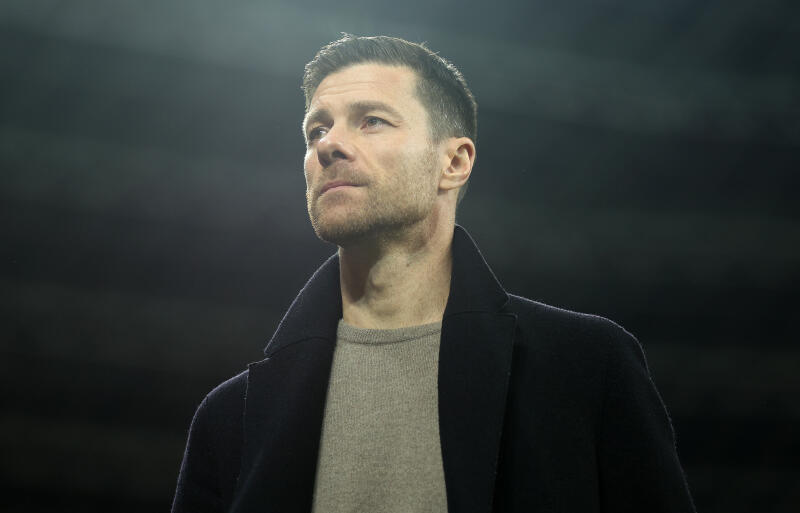 レバークーゼンを率いるシャビ・アロンソ監督。