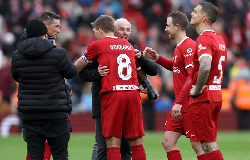 ジェラードと抱擁するエリクソン氏。