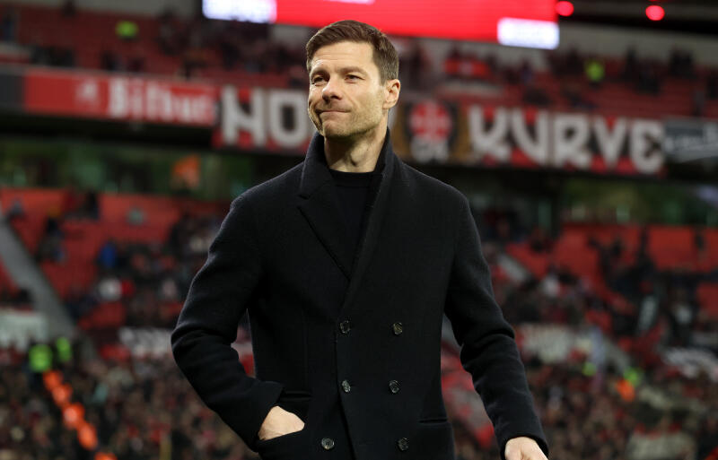 レバークーゼンを率いるシャビ・アロンソ監督。