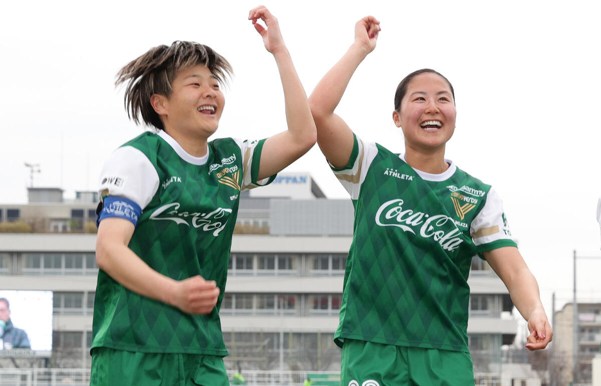 サポーターと勝利の喜びを分かち合う村松智子(左)と鈴木陽(右)