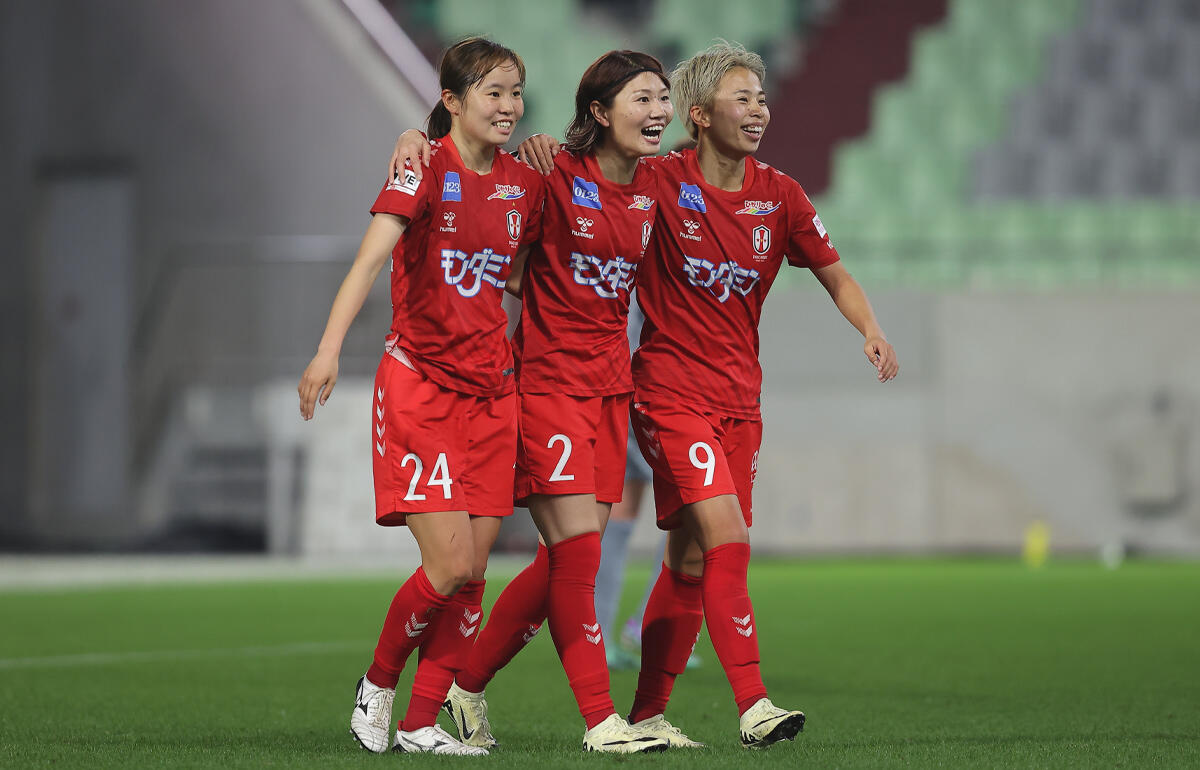 先制点の守屋都弥(中央)と愛川陽菜(左)、田中美南(右)