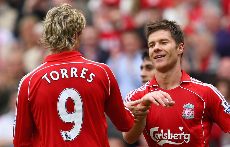 リバプール時代のフェルナンド・トーレス氏とシャビ・アロンソ氏。