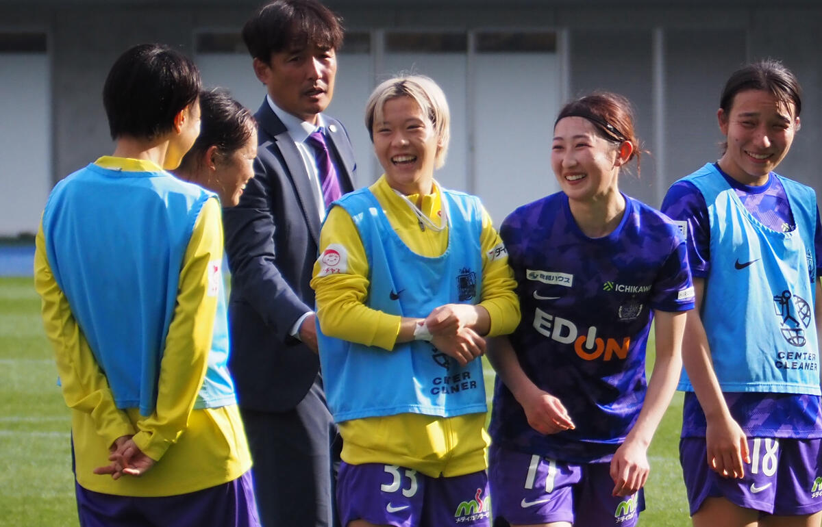 サンフレッチェ広島レジーナMF瀧澤千聖(中央)