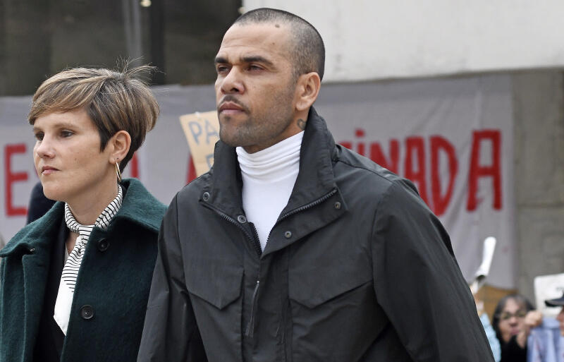 収監先から保釈されたダニエウ・アウベス。