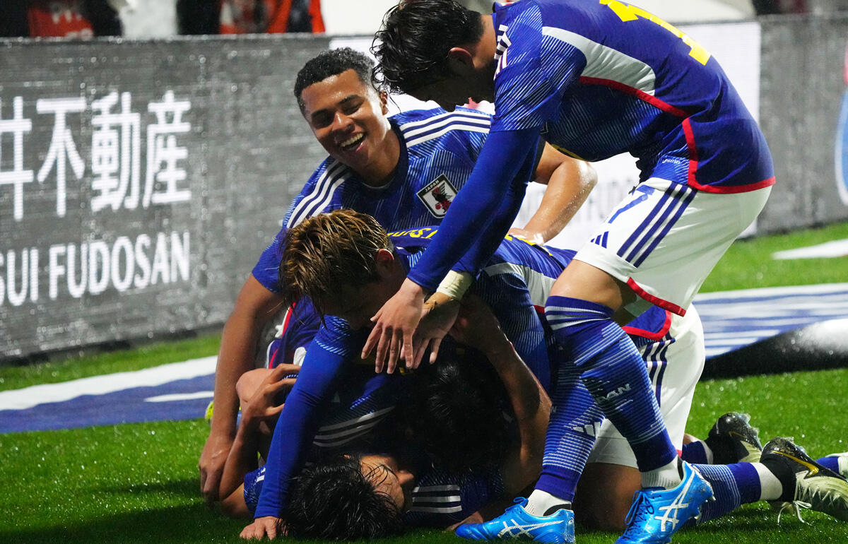 キスで仲間のゴールを祝福する藤田譲瑠チマ