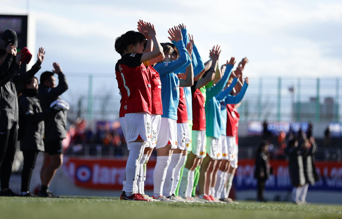 試合後にサポーターへ挨拶をする浦和の選手たち