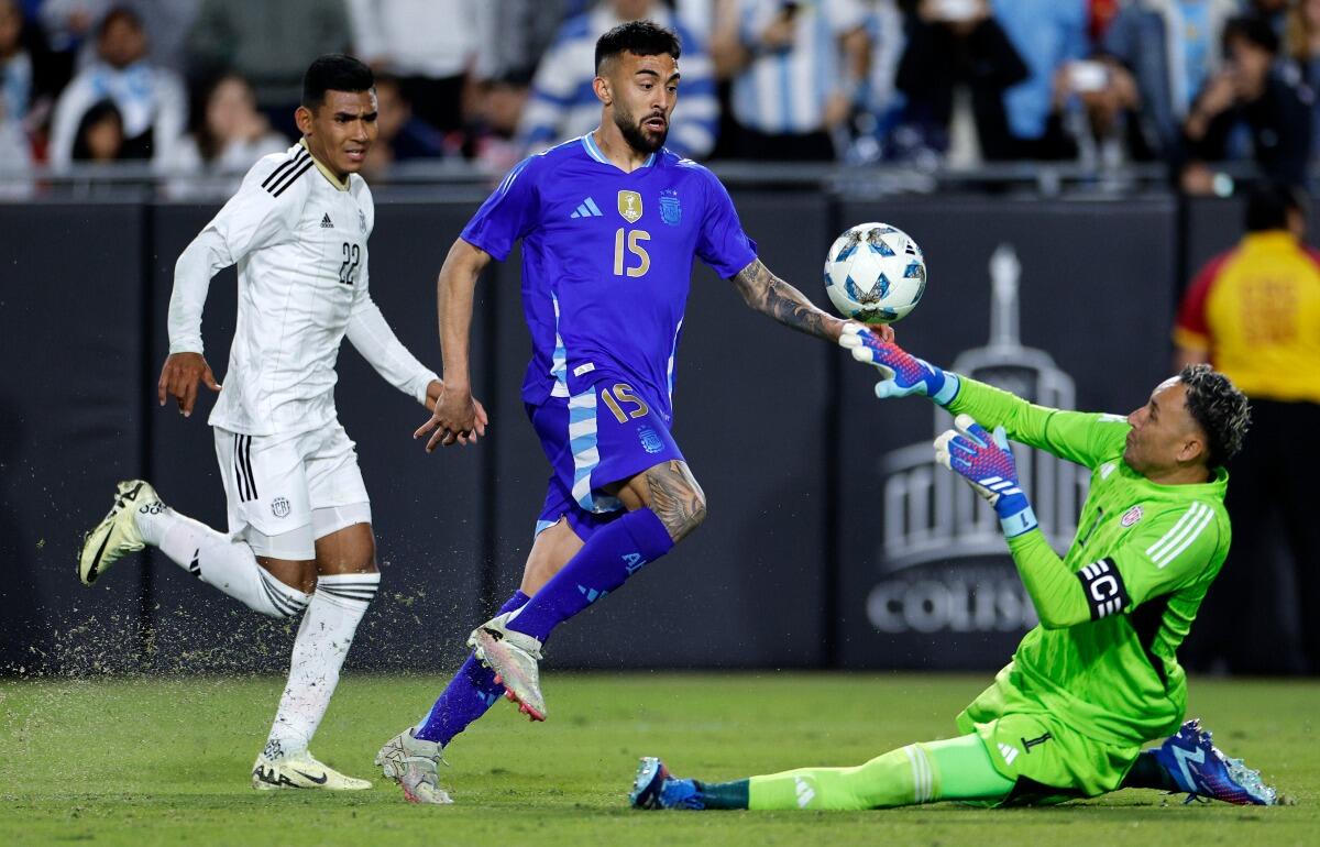 ゴールを決められなかったアルゼンチン代表のFWニコラス・ゴンサレス(中央)