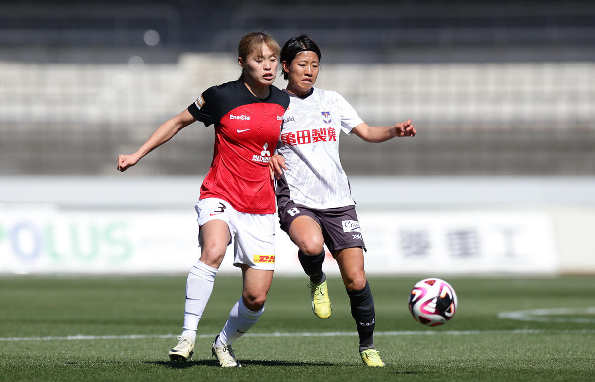 浦和の石川璃音と競り合う新潟Lの石淵萌美