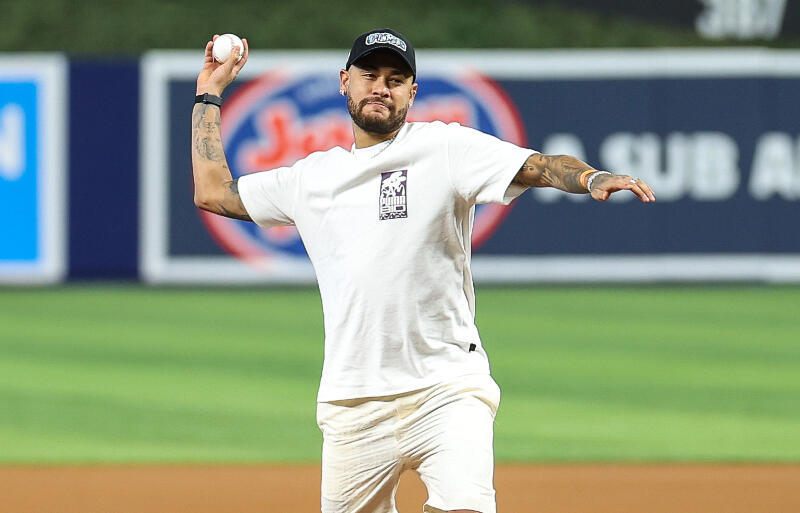 始球式を務めるネイマール。