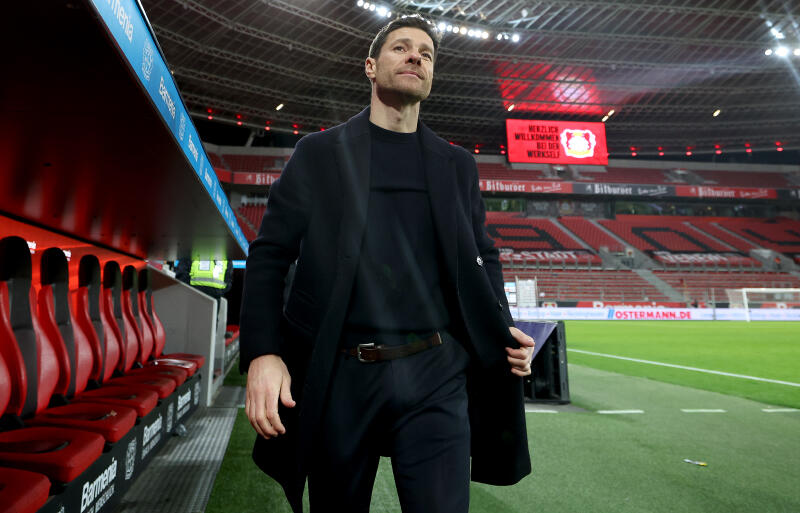 レバークーゼンを率いるシャビ・アロンソ監督。