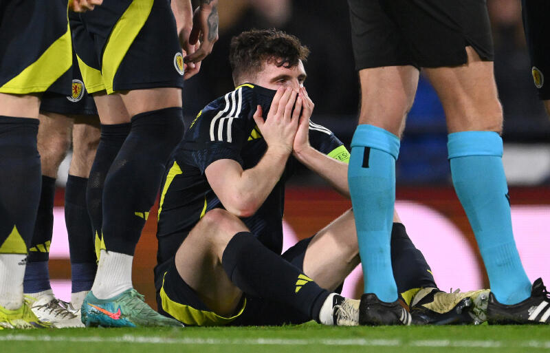 代表戦で負傷したロバートソン。