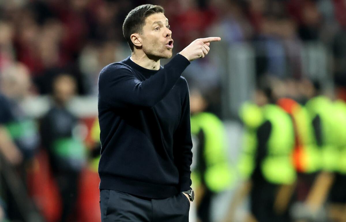 レバークーゼンを指揮するシャビ・アロンソ監督